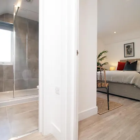 Long Offer - Stylish 1 Bed Flat With Parking *