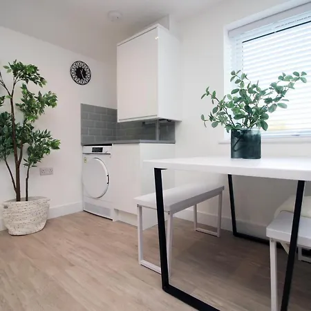 Long Offer - Stylish 1 Bed Flat With Parking *