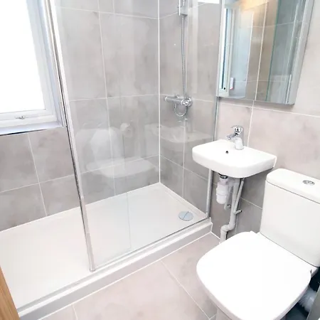 Long Offer - Stylish 1 Bed Flat With Parking *