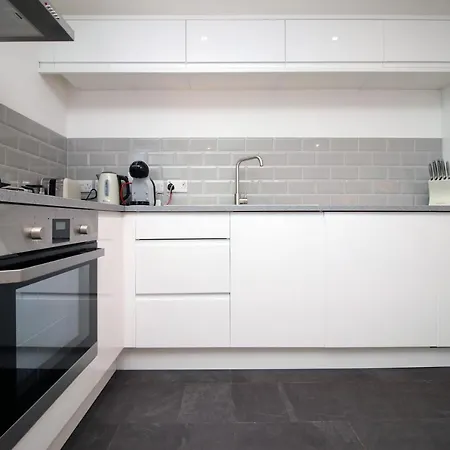 Long Offer - Stylish 1 Bed Flat With Parking * Bristol